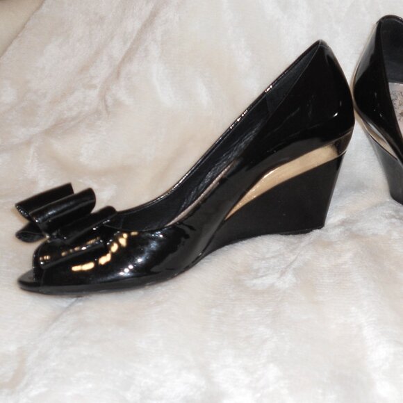 Vince Camuto 6 1/2 Black Patent Leather Peep Toe Wedge Heels "Varro" - Picture 4 of 8